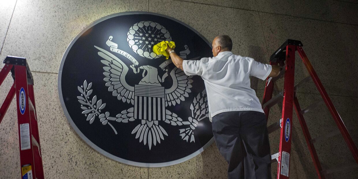 Герб США в посольстве США в Гаване