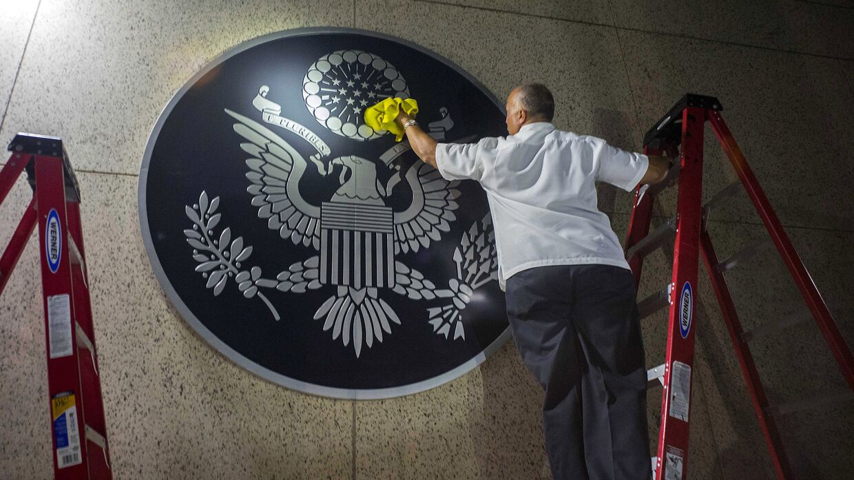 Герб США в посольстве США в Гаване