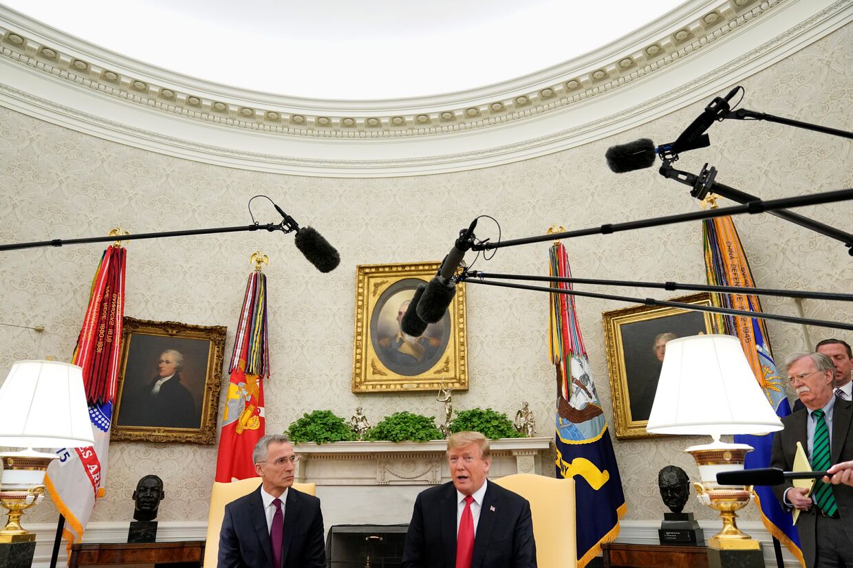 Президент США Дональд Трамп во время встречи с генеральным секретарем НАТО Йенсом Столтенбергом