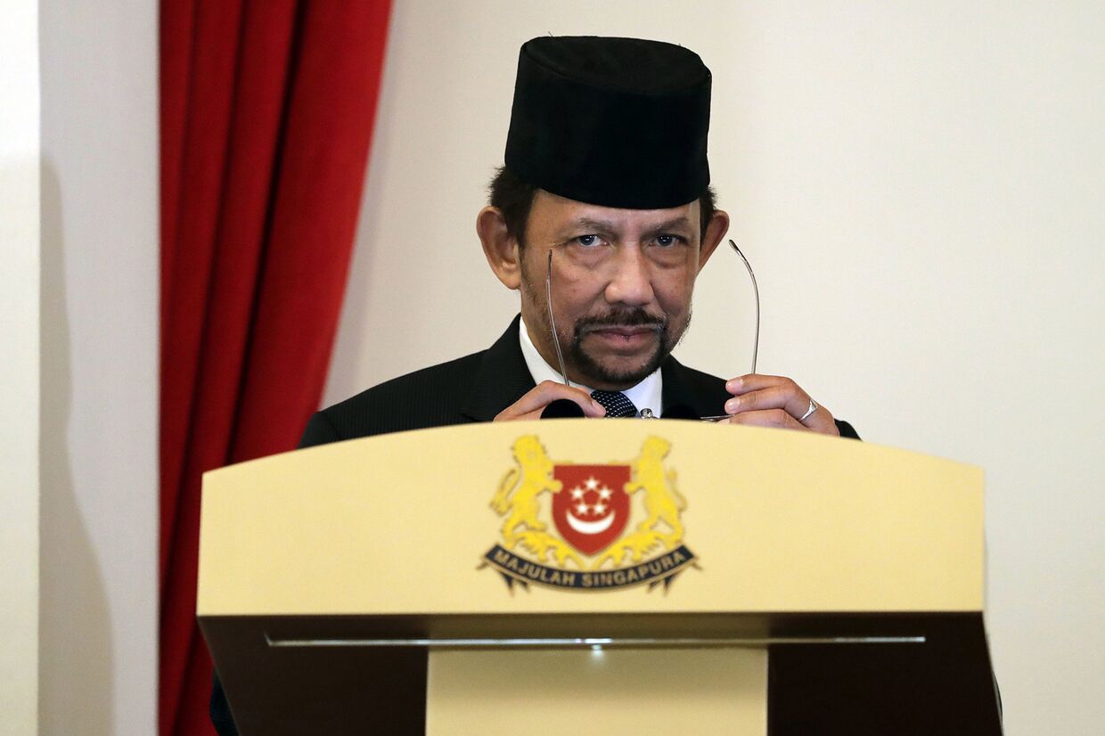 Султан Брунея Хассанал Болкиа выступает в Сингапуре
