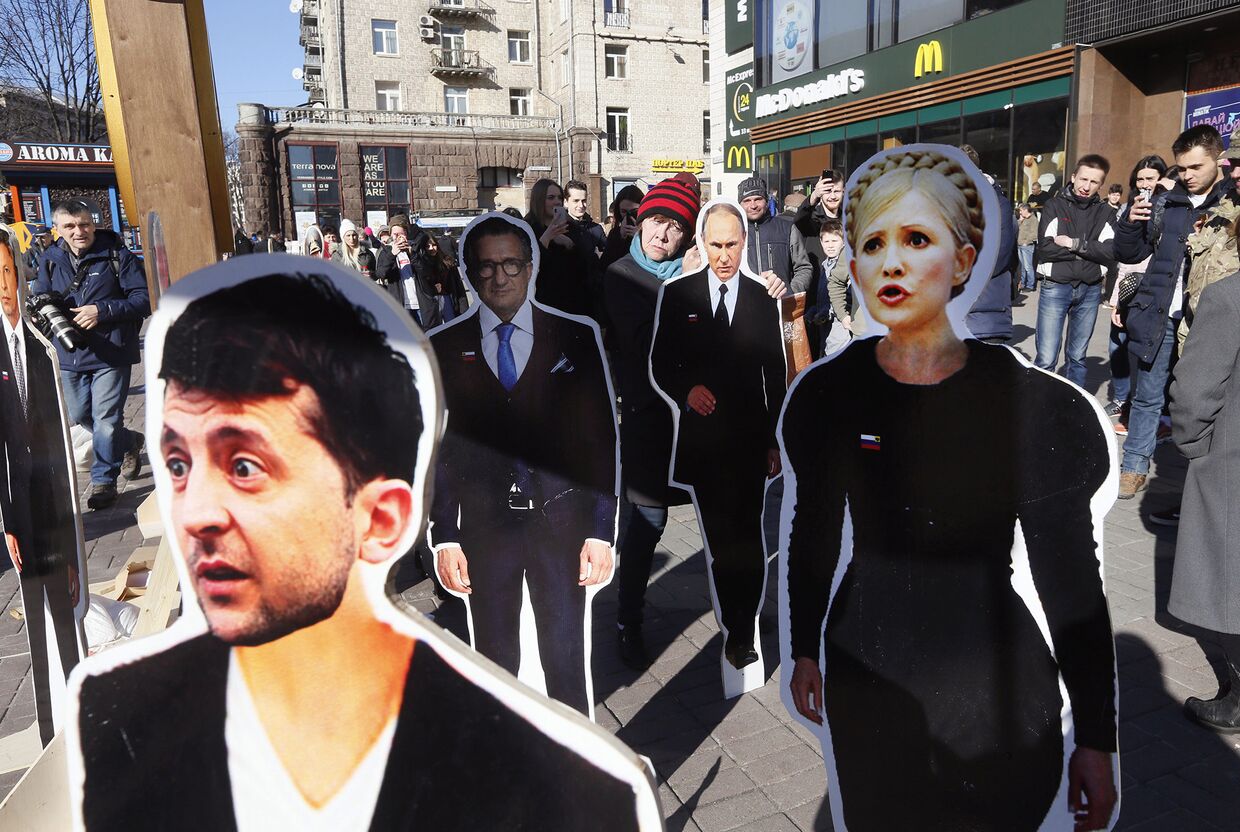Картонные изображения кандидатов в президенты Владимира Зеленского и Юлии Тимошенко в Киеве, Украина