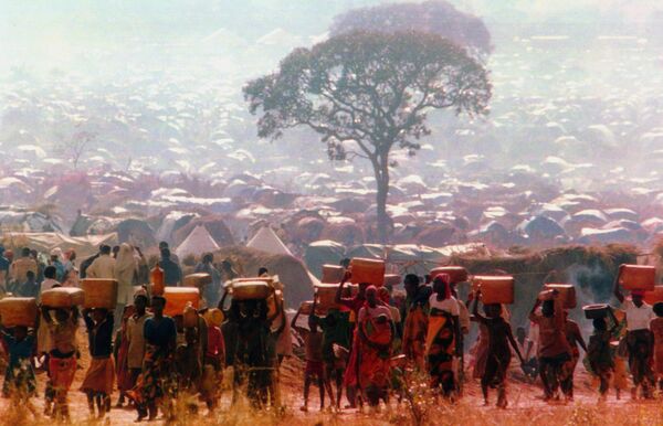 Беженцы, спасшиеся от этнической чистки в соседней Руанде