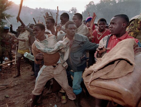 Толпа руандийских беженцев