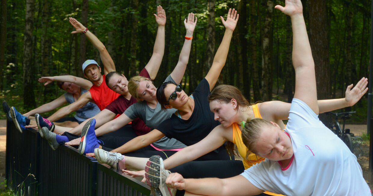 Физкультурно-оздоровительная группа во время тренировки в парке Мещерский