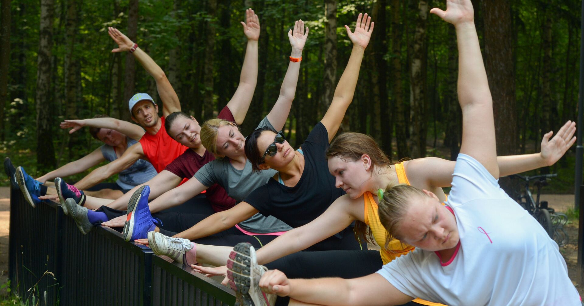 Физкультурно-оздоровительная группа во время тренировки в парке Мещерский - ИноСМИ, 1920, 13.12.2020