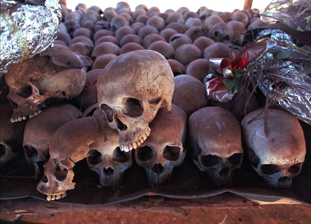 Сотни черепов жертв геноцида в Руанде в Мемориале