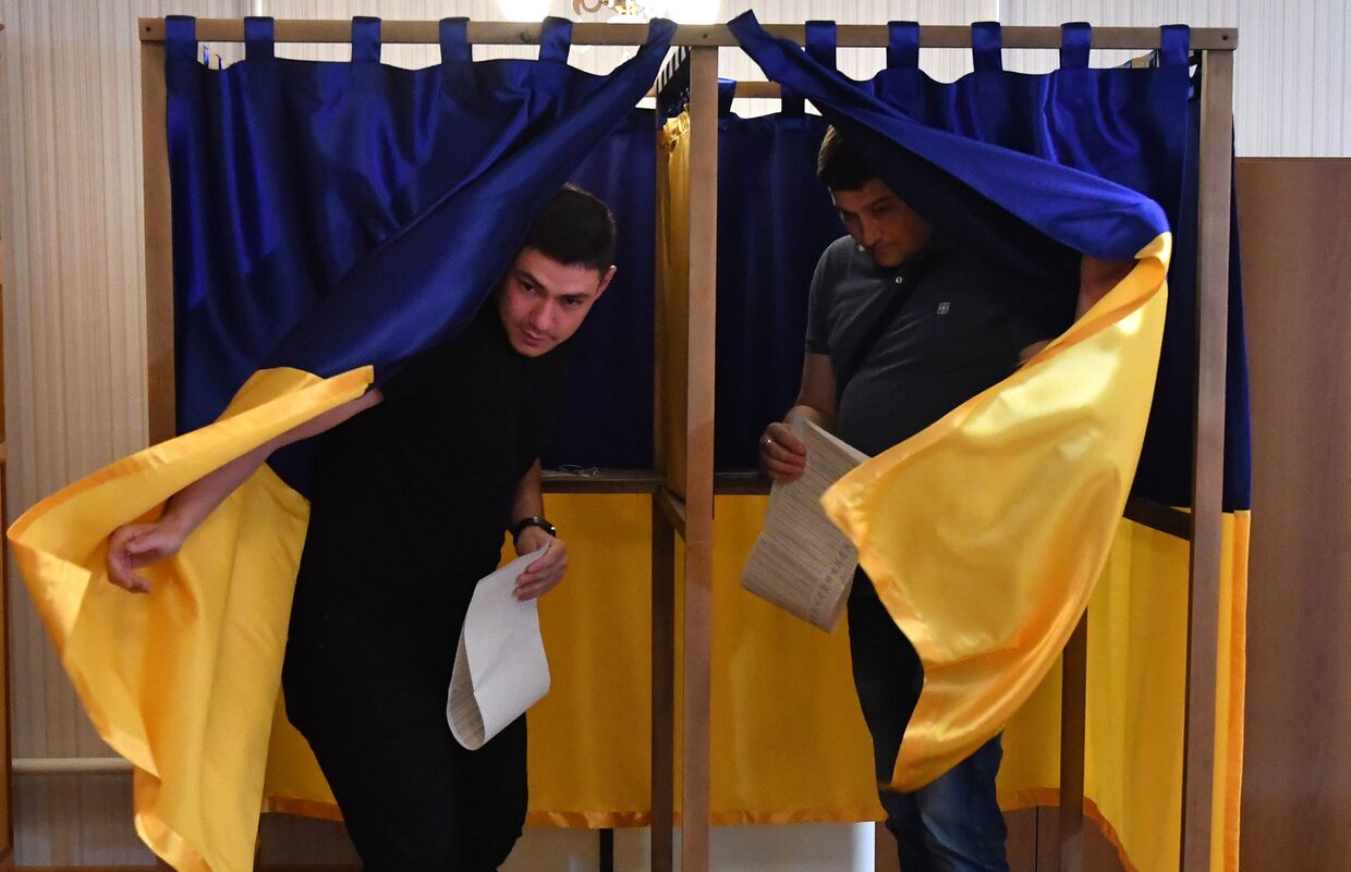 Граждане Украины, проживающие в Кыргызстане, голосуют на выборах президента Украины