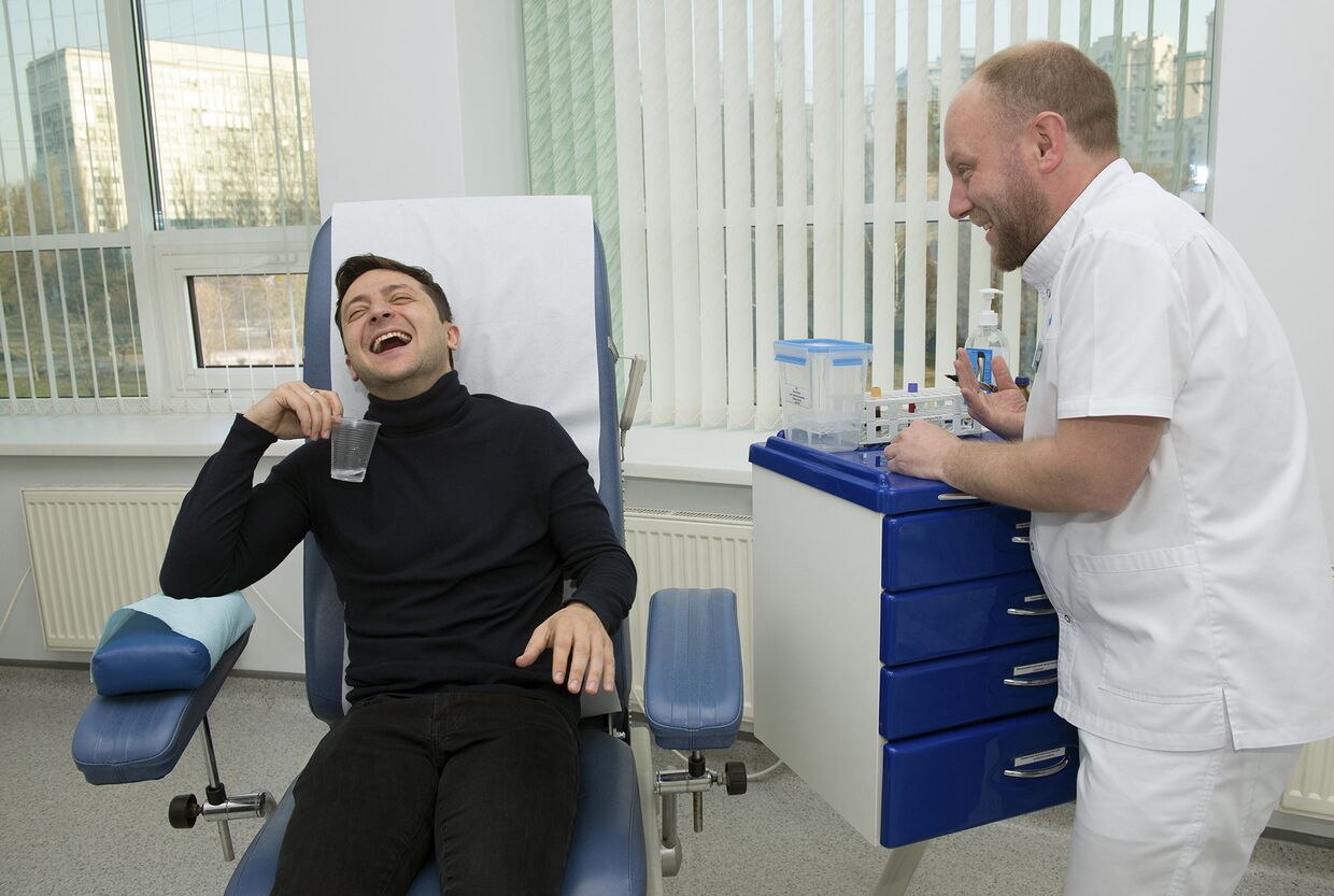 Кандидат в президенты Украины Владимир Зеленский в пунтке сдачи крови в клинике в Киеве