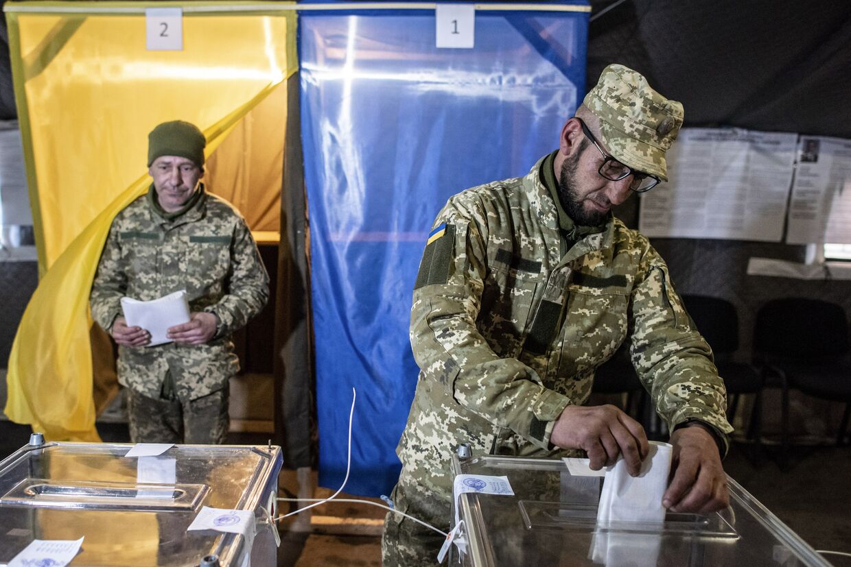 Украинский солдат на избирательном участке в Мариинке