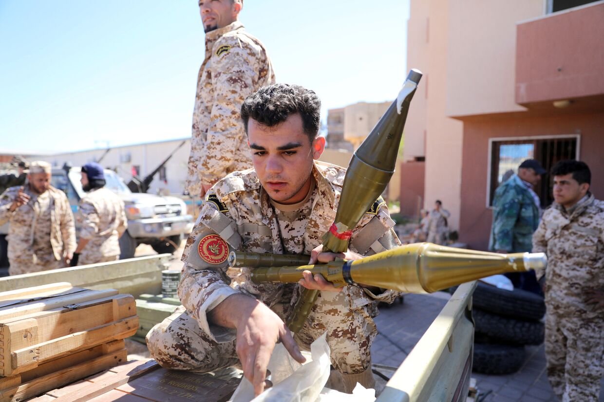 Солдаты готовятся защищать Триполи, Ливия