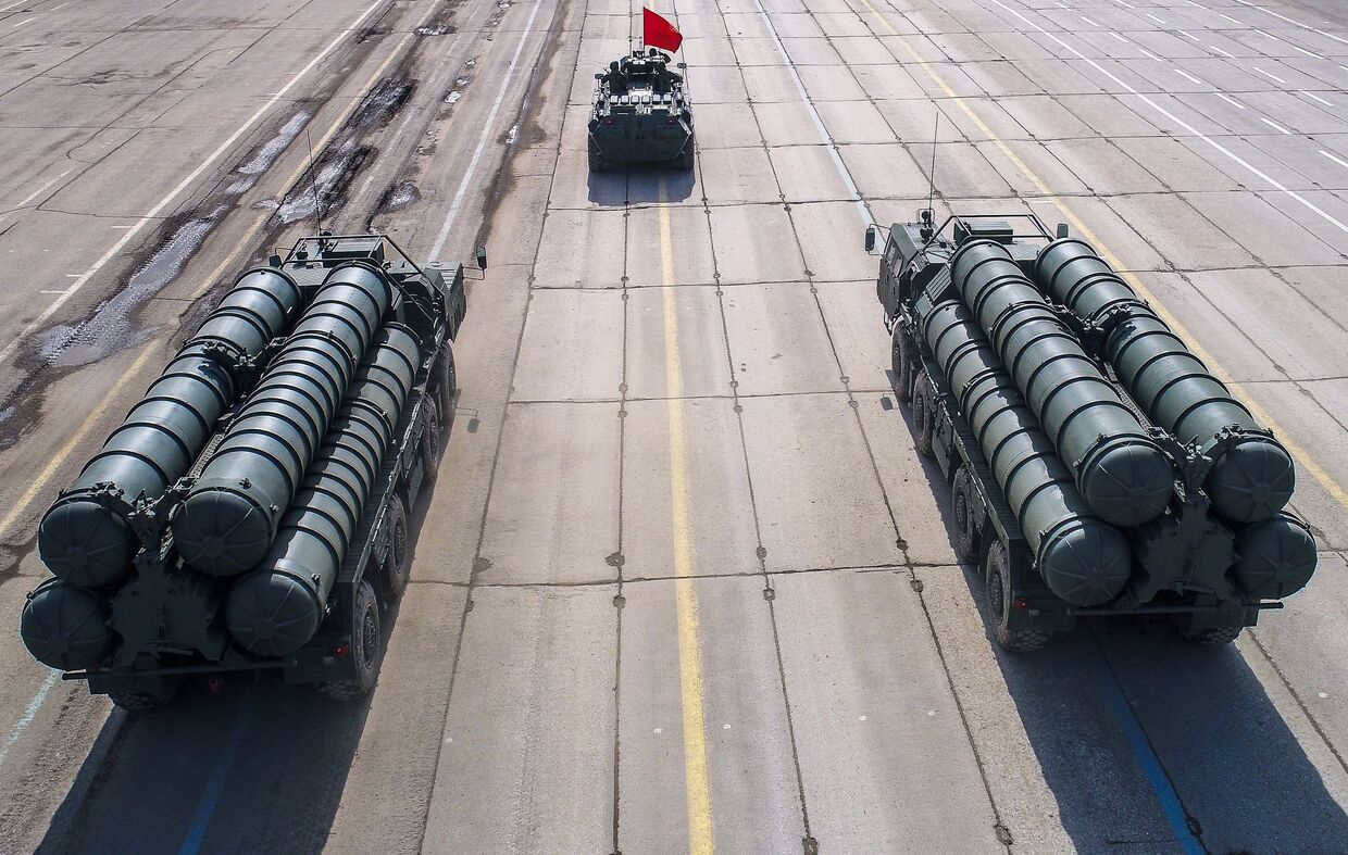 Зенитные ракетные системы С-400 во время репетиции парада Победы на военном полигоне Алабино.