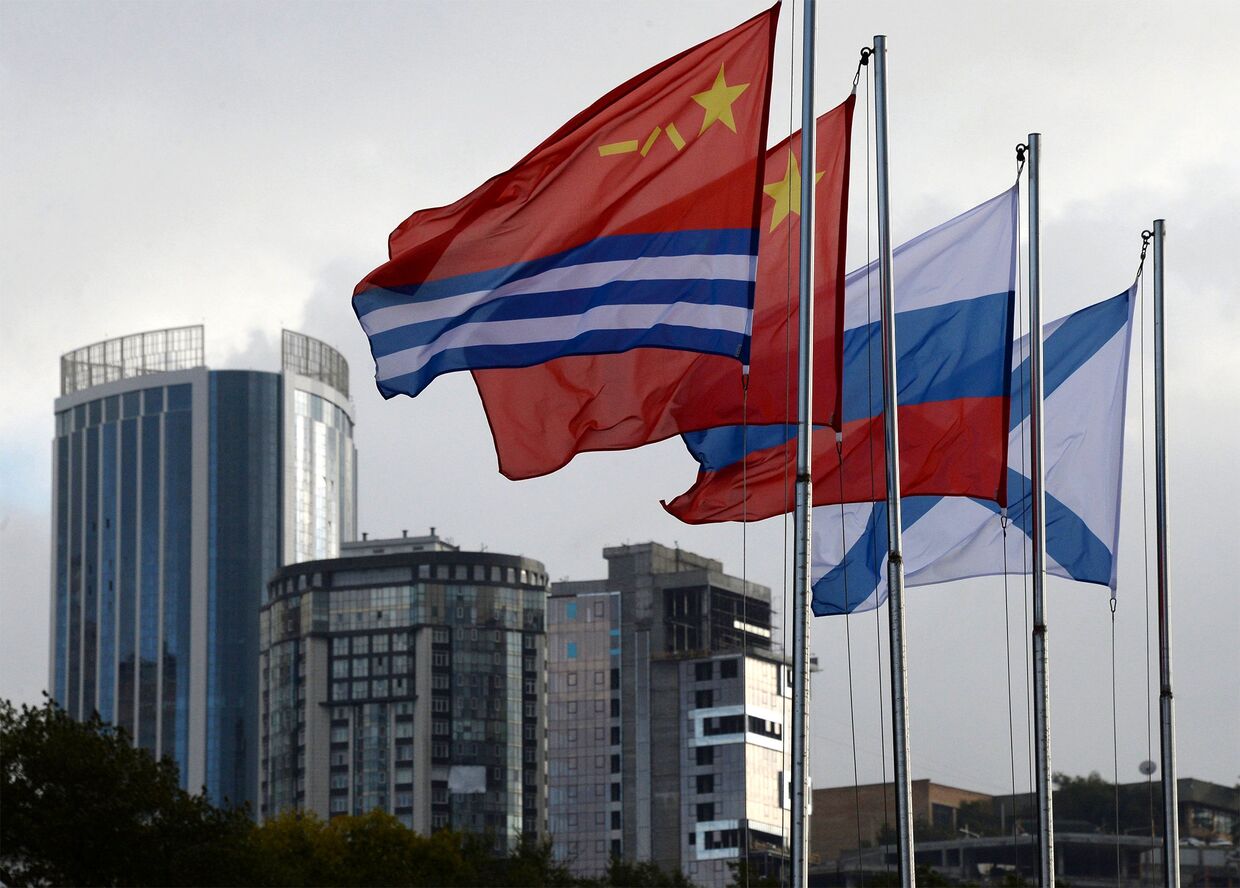 Государственные и военно-морские флаги России и Китая на 33-м пирсе во Владивостоке. 22 сентября 2017