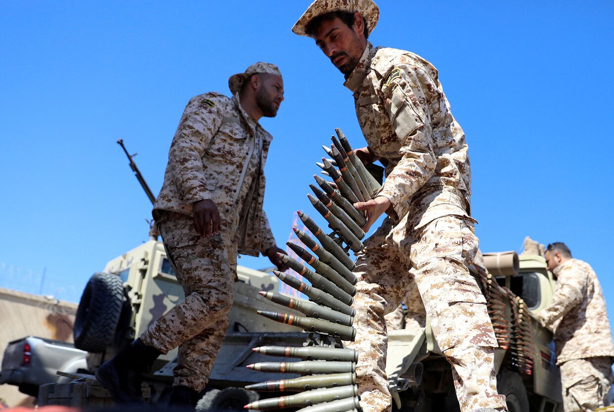 Солдаты готовятся защищать Триполи, Ливия