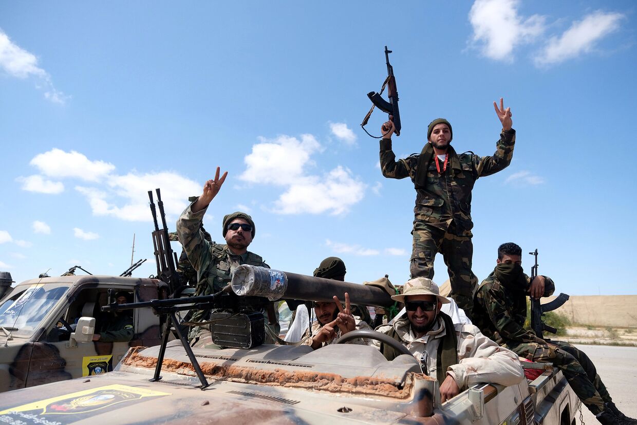 Члены Ливийской национальной армии под командованием Халифы Хафтара готовятся к наступлению на Триполи в Ливии