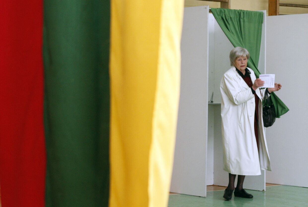 Женщина на избирательном участке в Вильнюсе