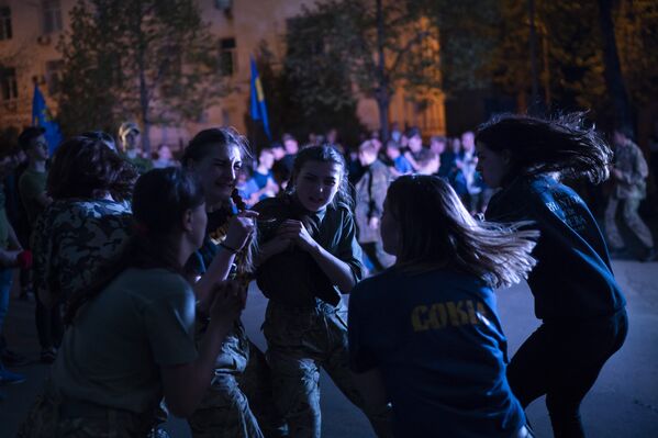 Девушки из националистической группы «Сокол», молодежного крыла партии «Свобода», толкаются во время концерта в Киеве