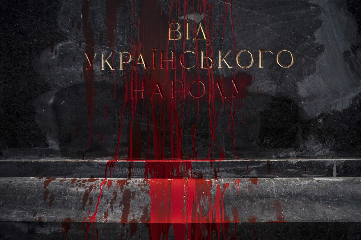 Украинские националисты забрызгали красной краской памятник герою войны генералу Красной армии Николаю Ватутину, погибшему при освобождении Киева