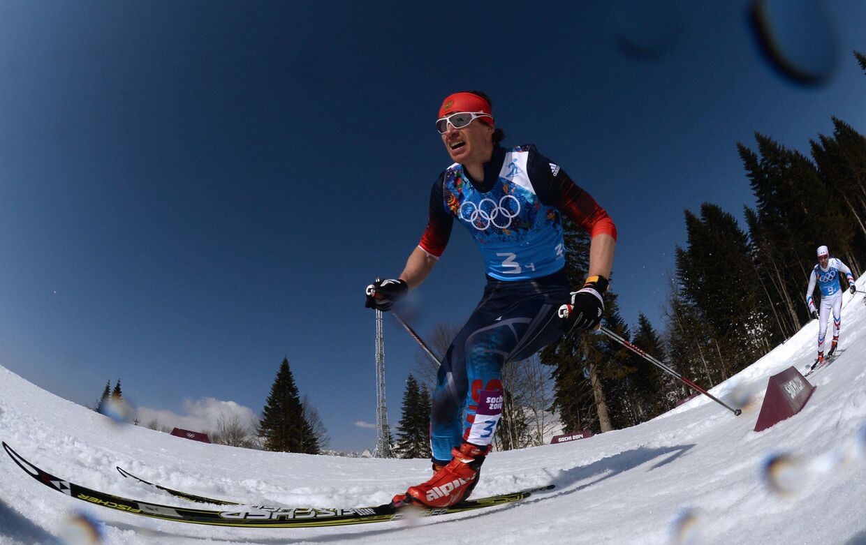 Максим Вылегжанин (Россия) на дистанции эстафеты в соревнованиях по лыжным гонкам среди мужчин на XXII зимних Олимпийских играх в Сочи