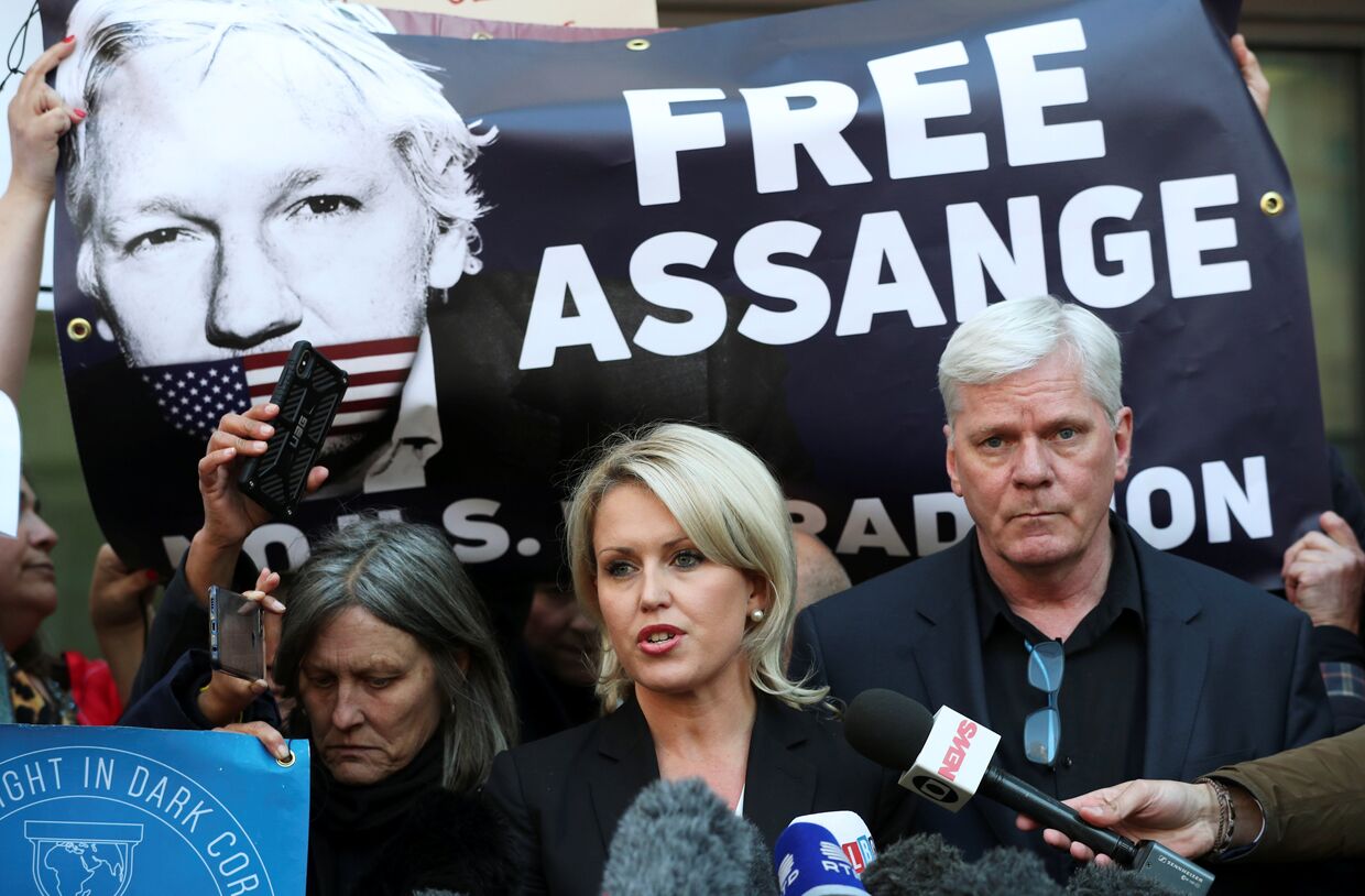Главный редактор Wikileaks Кристинн Хравнссон и адвокат Дженнифер Робинсон общаются со СМИ после ареста ДЖулиана Ассанжа в Лондоне