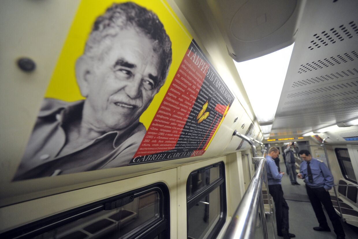 Вагон поезда столичного метро с экспозицией «Поэзия и проза Габриэля Гарсиа Маркеса»