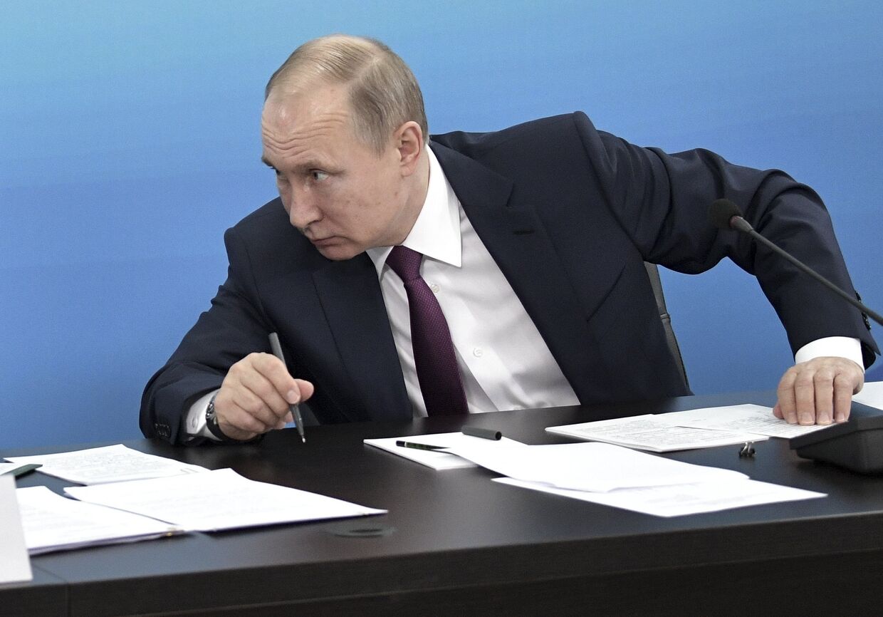 Президент России Владимир Путин работает за столом
