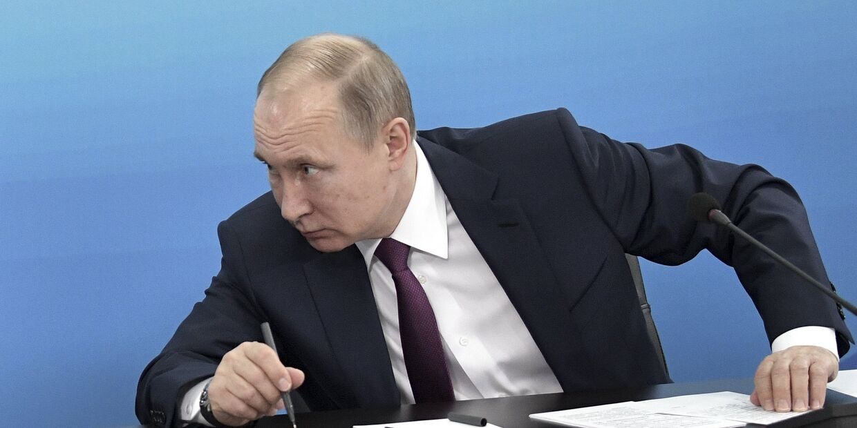 Президент России Владимир Путин работает за столом