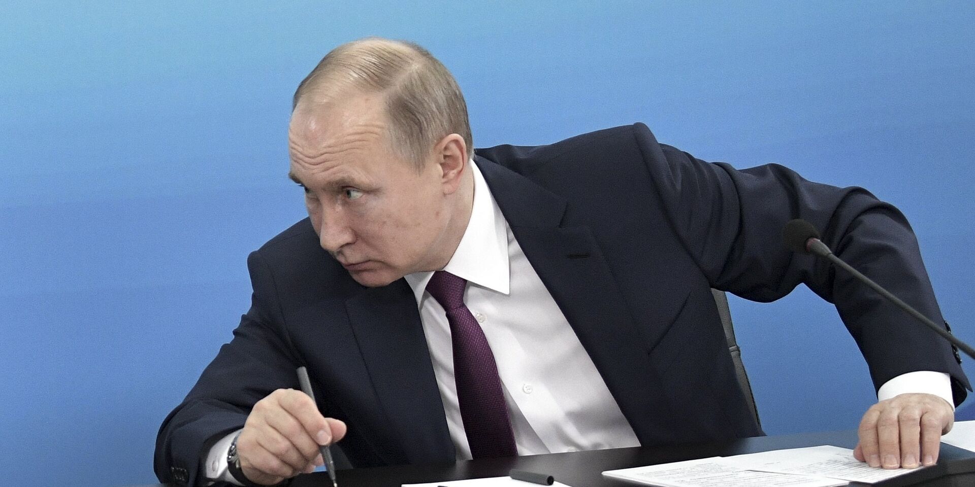 Президент России Владимир Путин работает за столом - ИноСМИ, 1920, 15.07.2021