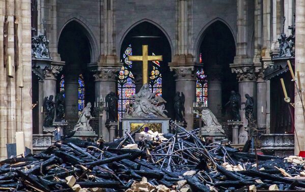 Разрушения внутри Собора Парижской богоматери