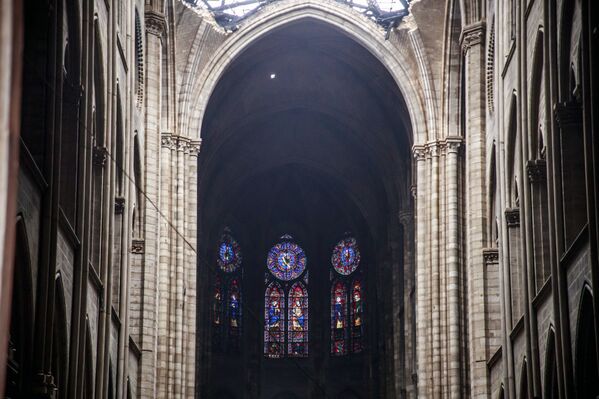 Уцелевшие витражные окна в Соборе Парижской богоматери после пожара