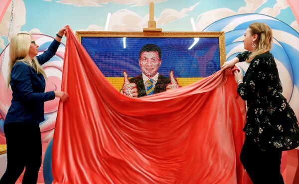 Портрет Владимира Зеленского, сделанный из конфет