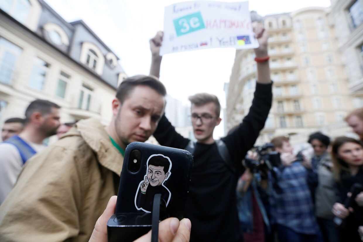 Украинцы с портретом Владимира Зеленского перед вторым туром президентских выборов