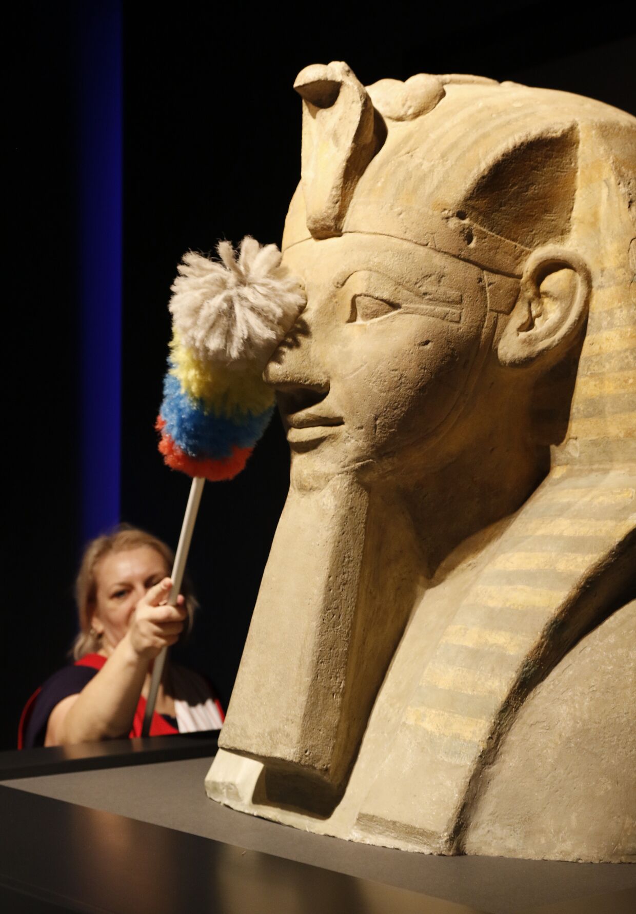 На выставке в Розенхайме в Германии служительница смахивает пыль с сфинкса Хатшепсут