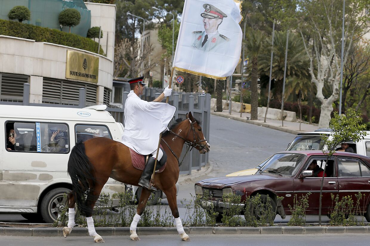 Сирийский наездник с портретом Башара Асада во время Международного арабского конного фестиваля