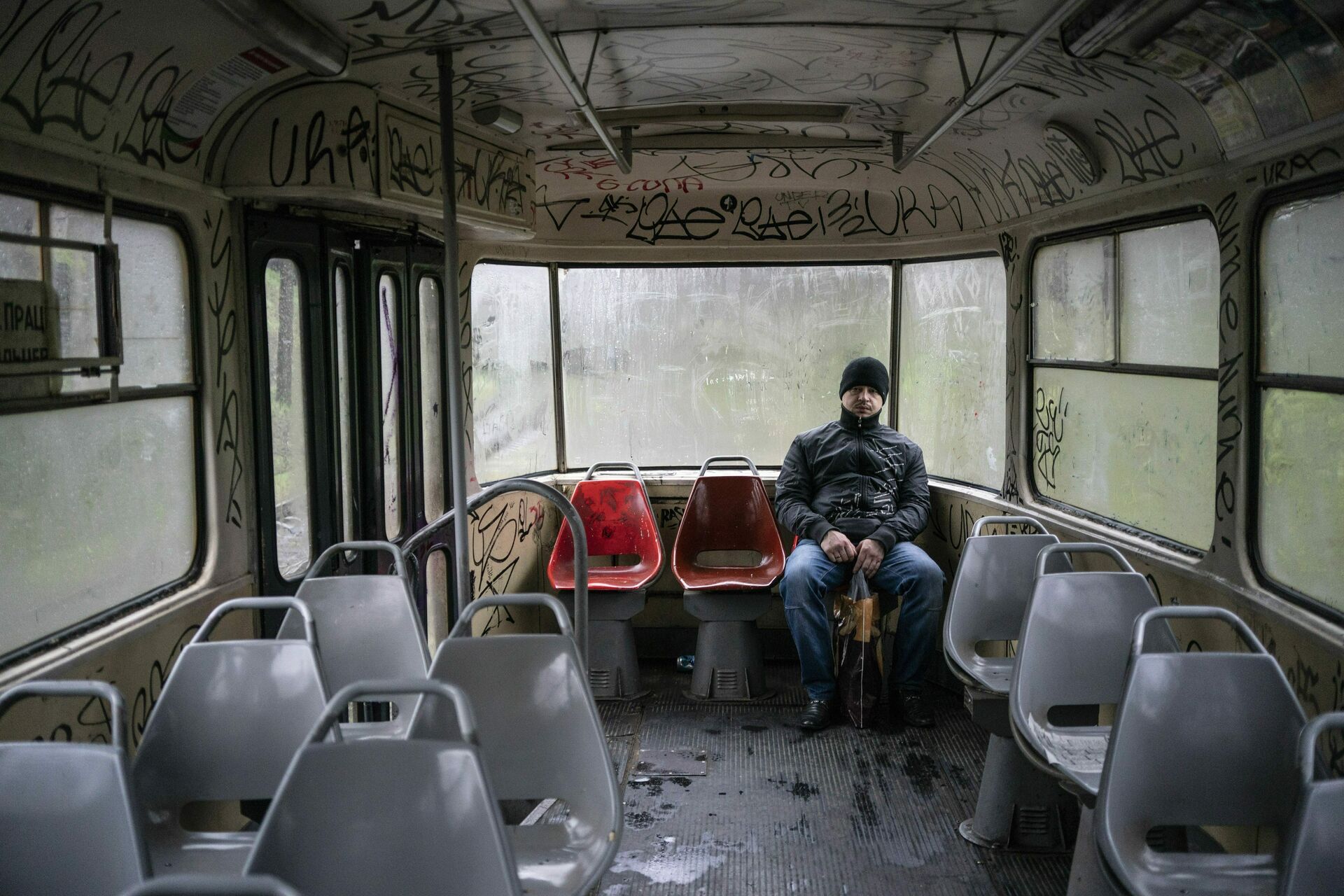 Мужчина в пустом трамвае в украинском городе Кривой Рог, где большинство опрошенных жалуются на низкий уровень жизни и собираются голосовать за Зеленского - ИноСМИ, 1920, 26.09.2020