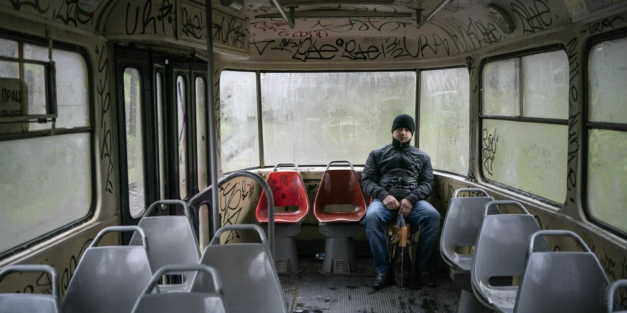 Мужчина в пустом трамвае в украинском городе Кривой Рог, где большинство опрошенных жалуются на низкий уровень жизни и собираются голосовать за Зеленского