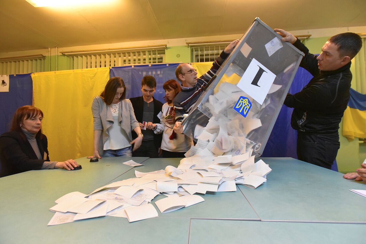 Члены местной избирательной комиссии на избирательном участке во Львове