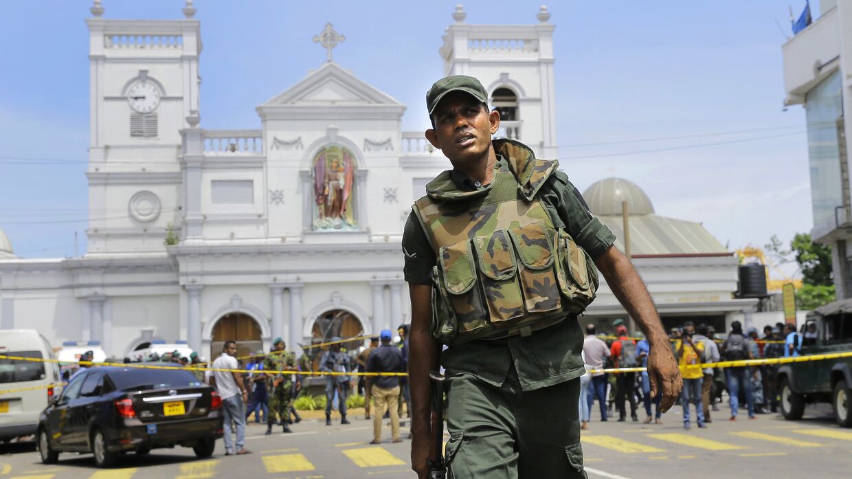 Солдаты армии охраняют район после взрыва в Коломбо, Шри-Ланка