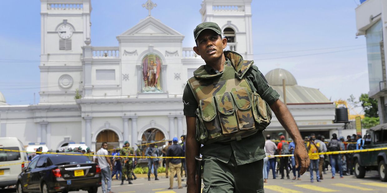 Солдаты армии охраняют район после взрыва в Коломбо, Шри-Ланка