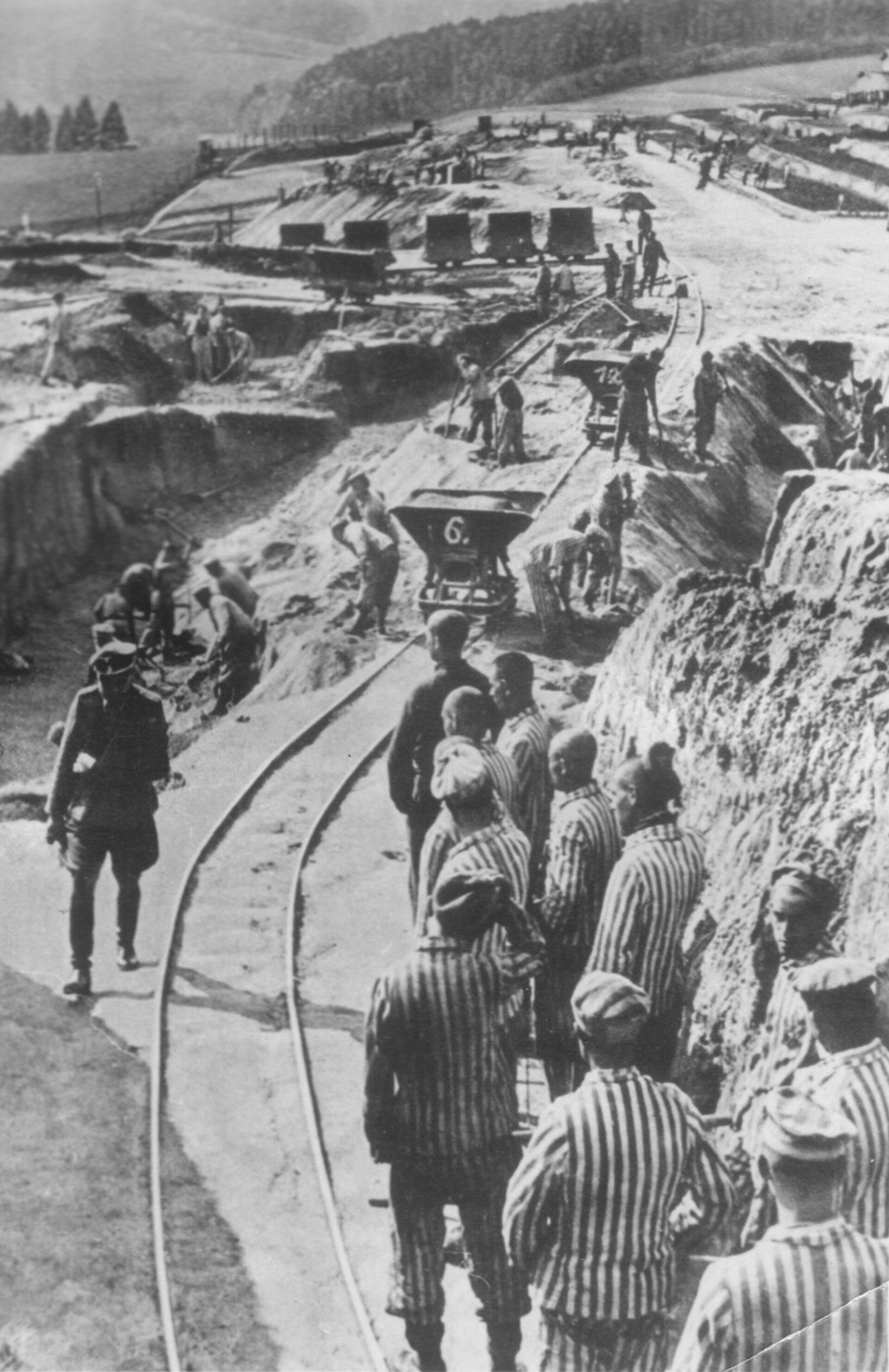 Заключенные строят «русский лагерь» в городе Маутхаузен - ИноСМИ, 1920, 22.04.2026
