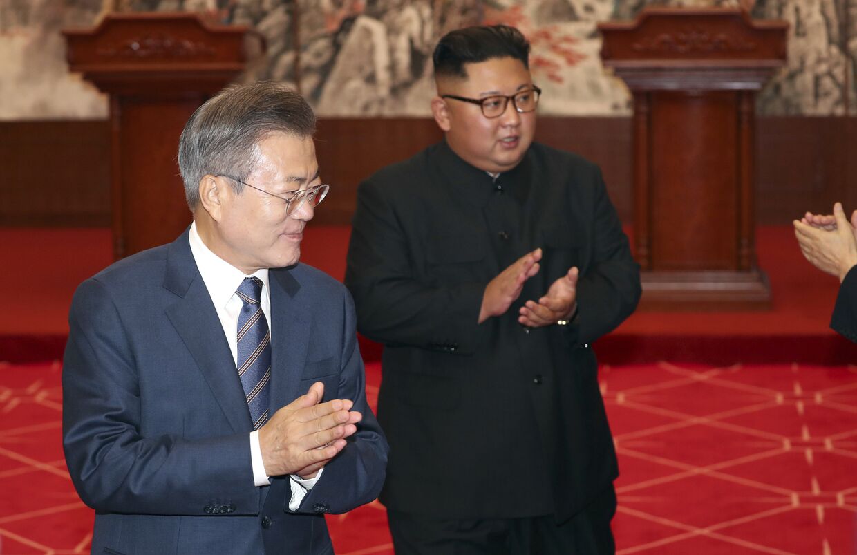 Президент Южной Кореи Мун Чжэ Ин и северокорейский лидер Ким Чен Ын в Пхеньяне