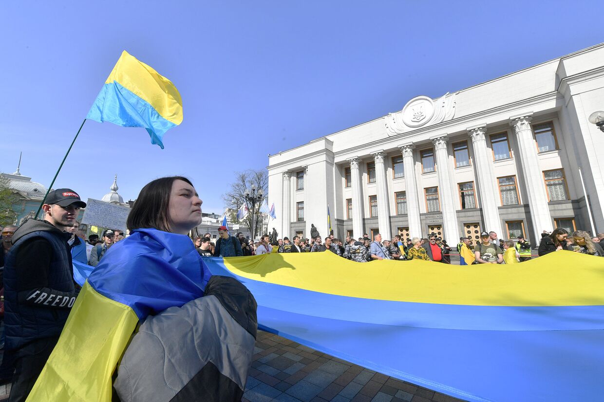 Участники митинга в поддержку закона об украинском языке в Киеве