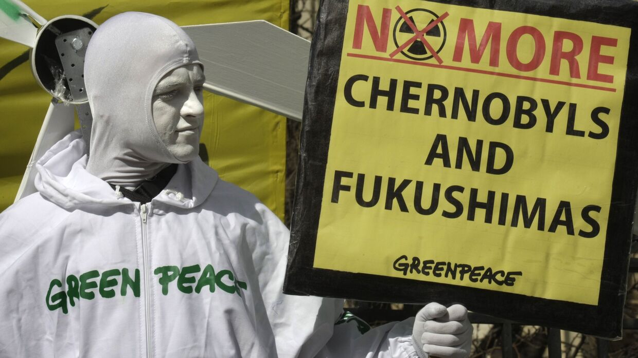 Сторонник Greenpeace протестует против атомной энергии в Европе