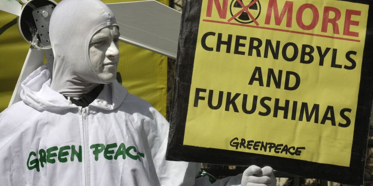 Сторонник Greenpeace протестует против атомной энергии в Европе
