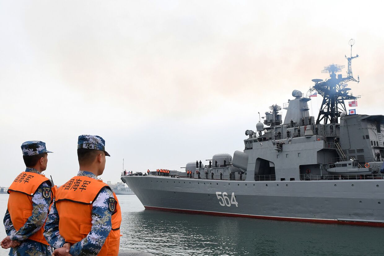 Большой противолодочный корабль ВМФ России «Адмирал Трибуц» прибывает на китайско-российские совместные военно-морские учения в Циндао