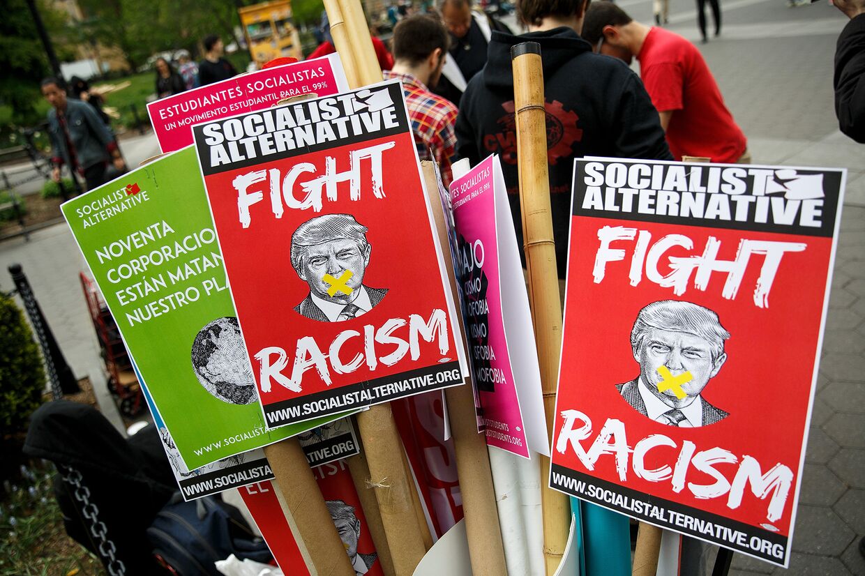 Плакаты участников первомайского митинга в парке в Нью-Йорке