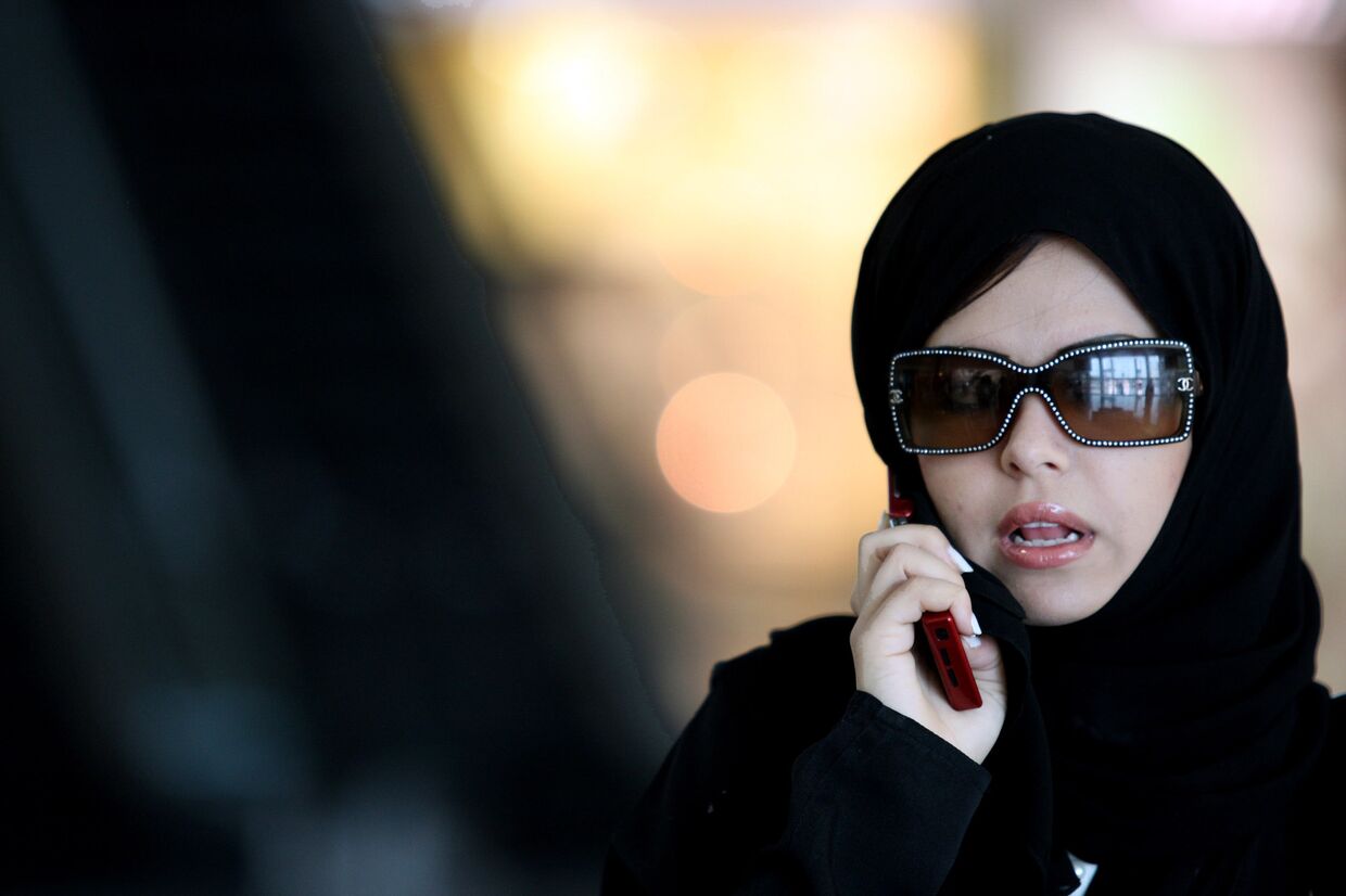 Женщина говорит по телефону в Эр-Рияде, Саудовская Аравия
