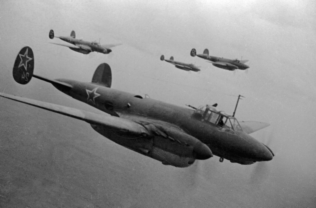 Советские бомбардировщики летят на боевое задание