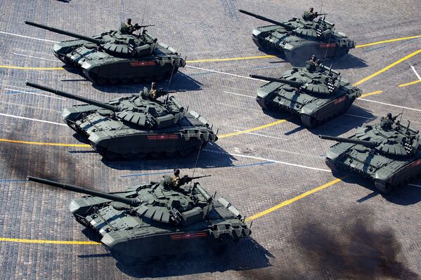 Российские танки Т-72 Б3 на Красной площади