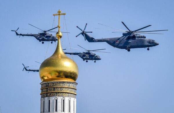 Российские вертолеты Ми-8 и Ми-26 пролетают над колокольней Ивана Великого в Москве