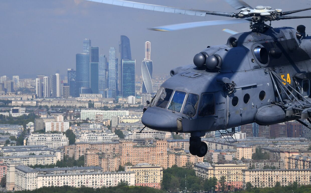 Вертолет на фоне Москва-сити